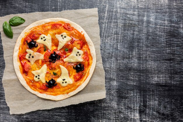 Leckere Pizza mit Halloween-Geister