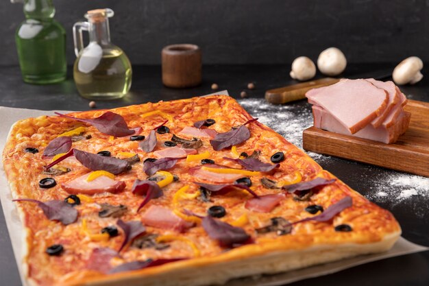 Leckere Pizza mit hohem Winkel auf Tablett