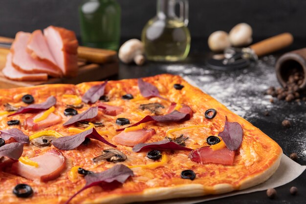 Leckere Pizza mit hohem Winkel auf Tablett