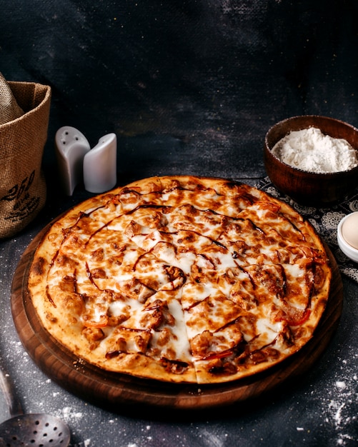 Kostenloses Foto leckere pizza mit käse auf der grauen oberfläche