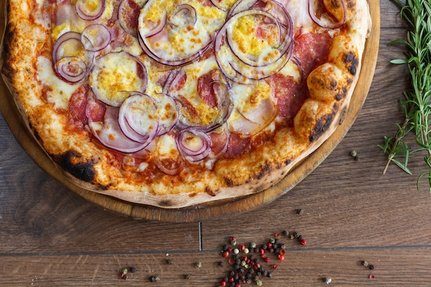 Kostenloses Foto leckere pizza, traditionelle italienische pizza.