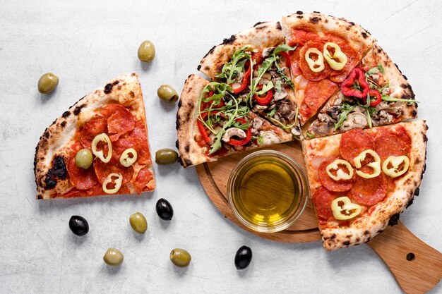 Leckere Pizza und Oliven Zusammensetzung