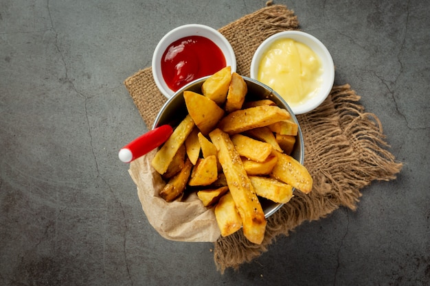 Kostenloses Foto leckere pommes auf dunklem hintergrund