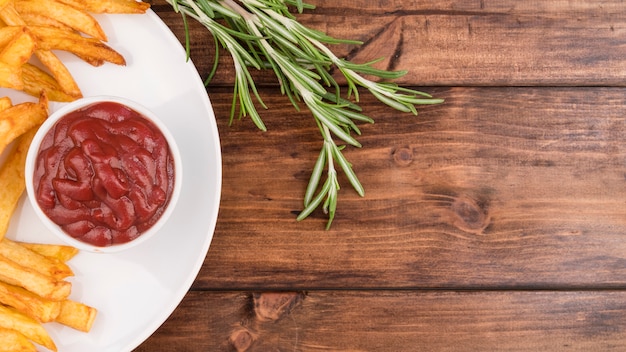 Kostenloses Foto leckere pommes frites mit textfreiraum