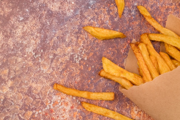 Leckere Pommes-Frites verbreitet auf Tabelle