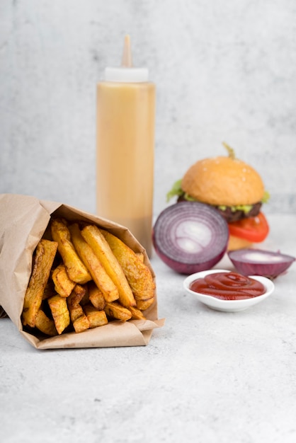 Kostenloses Foto leckere pommes frites zwiebel und ketchup