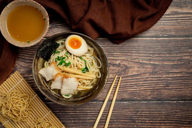 Leckere Ramen auf dunkler Oberfläche