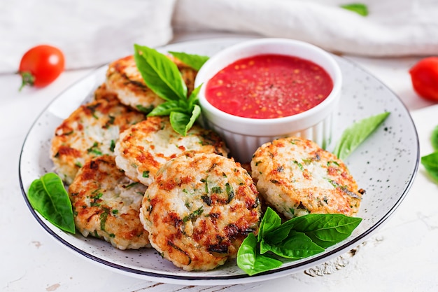 Leckere Reis- und Hühnerfleischpastetchen mit Knoblauch-Tomatensauce