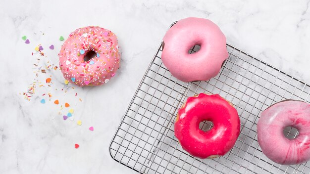 Leckere rosa glasierte Donuts