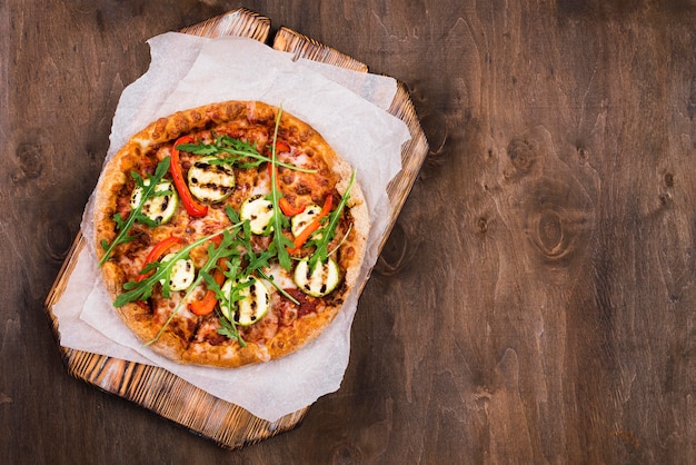 Kostenloses Foto leckere rucola-pizza mit kopierraum