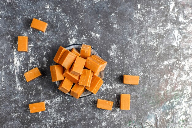 Leckere salzige Karamell-Fudge-Bonbons mit Meersalz, Draufsicht