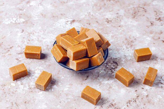 Leckere salzige Karamell-Fudge-Bonbons mit Meersalz