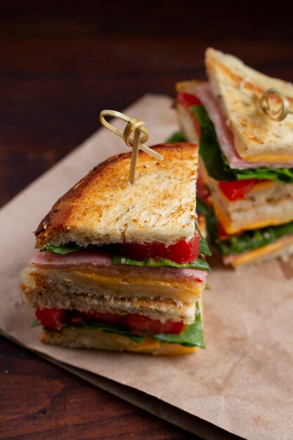 Leckere Sandwiches mit hohem Winkel