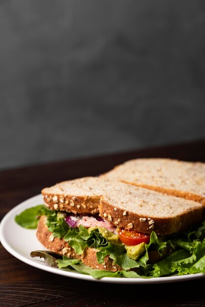 Leckere Sandwiches mit Salat High Angle