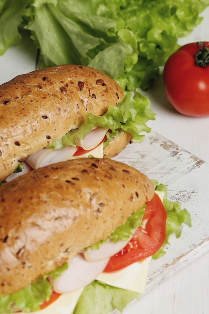 Kostenloses Foto leckere sandwiches mit salat