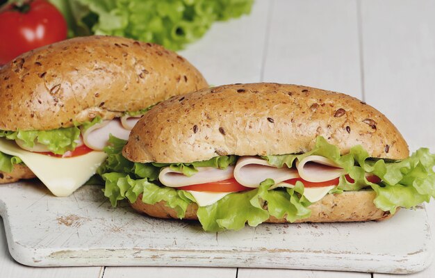 Leckere Sandwiches mit Salat