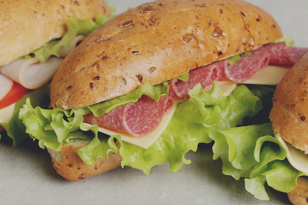 Leckere Sandwiches mit Salat