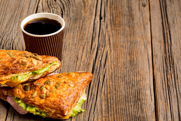 Leckere sandwiches mit soda in der tasse