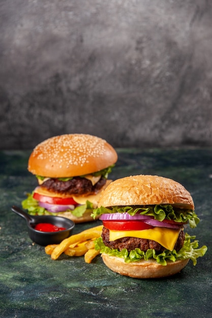 Leckere Sandwiches Pommes auf Holzbrett auf dunkler Mischfarbe Oberfläche