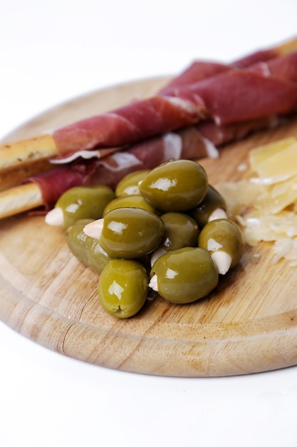 Kostenloses Foto leckere snacks auf holzbrett