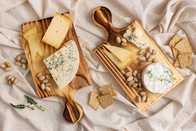 Kostenloses Foto leckere snacks der draufsicht auf einem tisch