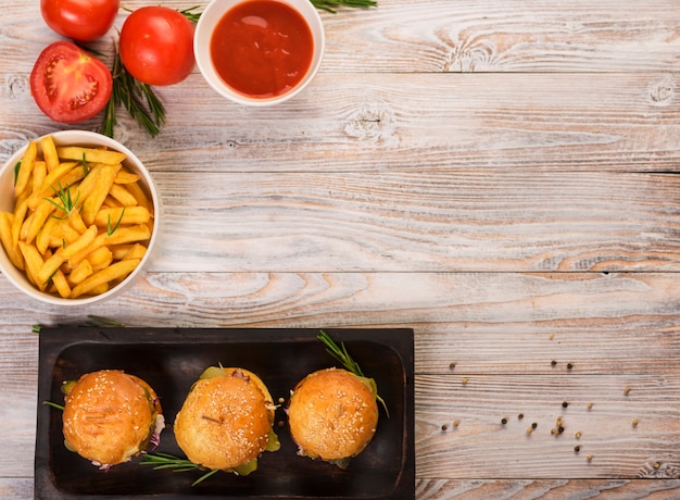 Kostenloses Foto leckere snacks des schnellimbisses der draufsicht auf einer tabelle