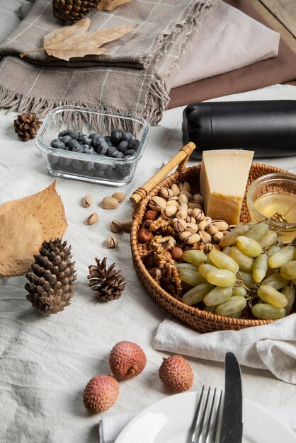 Leckere Snacks mit hohem Winkel und Picknick-Stillleben