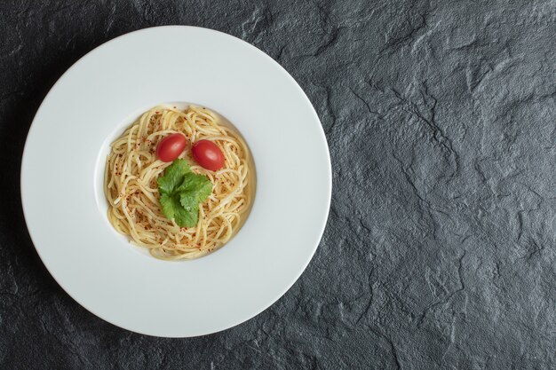 Leckere Spaghetti mit Gemüse und Kirschtomate.