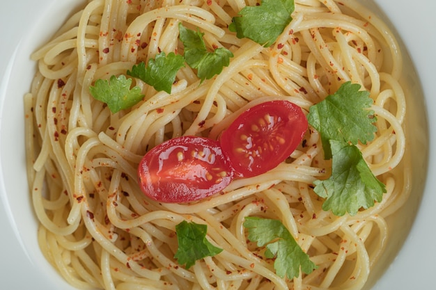 Kostenloses Foto leckere spaghetti mit gemüse und kirschtomate.