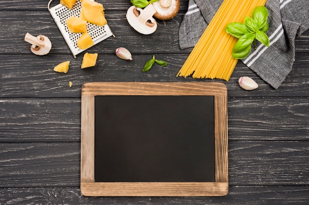 Kostenloses Foto leckere spaghetti mit pilzen neben der tafel