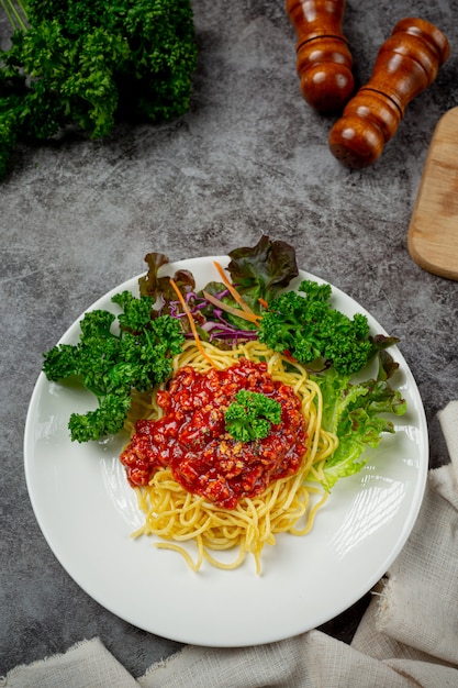 Kostenloses Foto leckere spaghetti mit schönen zutaten.