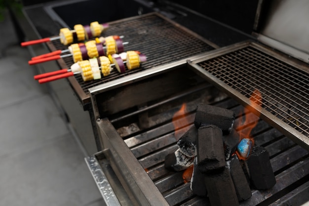 Kostenloses Foto leckere spieße mit hohem winkel auf dem grill