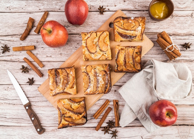 Leckere Stücke Kuchen und Äpfel der Draufsicht