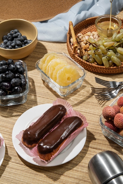 Kostenloses Foto leckere süße snacks aus dem hohen winkel