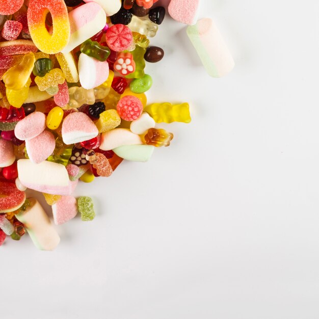 Leckere Süßigkeiten auf weißem Hintergrund