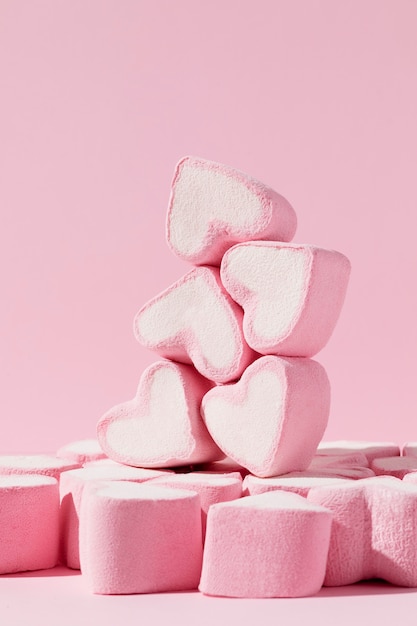 Leckere Süßigkeiten in Herzform