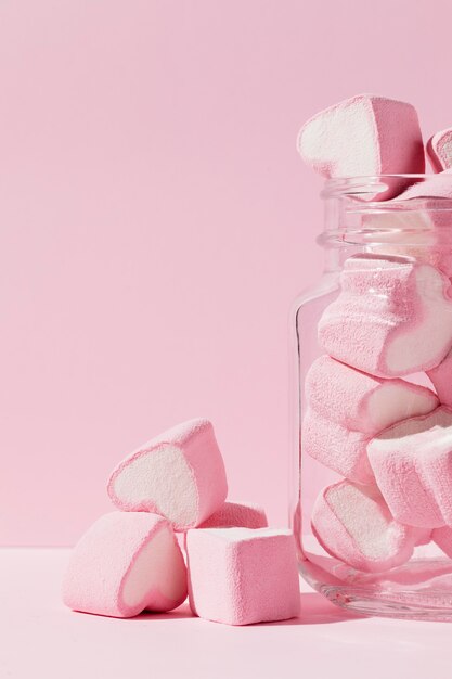 Leckere Süßigkeiten in Herzform