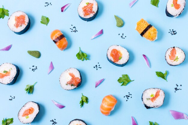 Leckere Sushi-Rollen auf dem Tisch