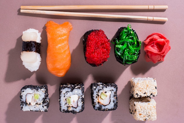 Leckere Sushi-Rollen für Sushi-Tag auf dem Tisch