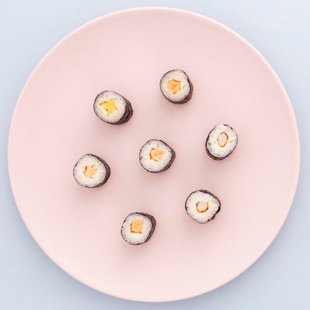 Leckere Sushi-Rollen zum Servieren bereit