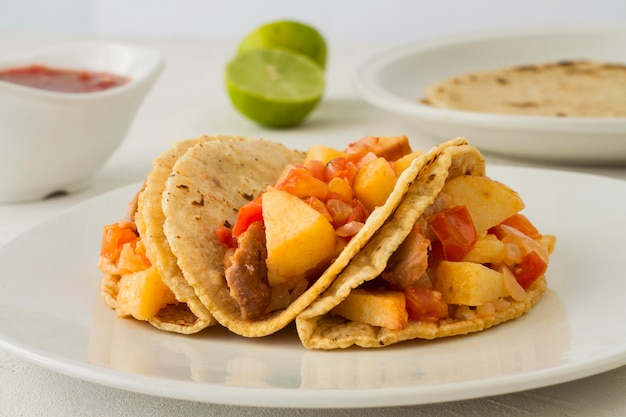 Leckere Tacos auf weißem Teller