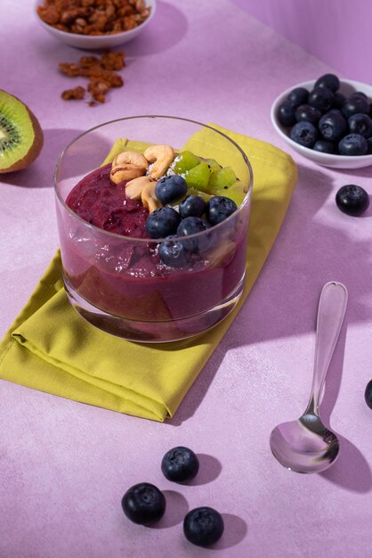 Leckere Tasse Açai-Dessert mit Beeren aus dem hohen Winkel