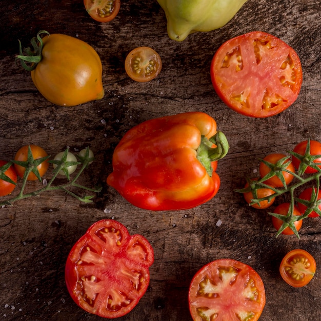 Kostenloses Foto leckere tomatenanordnung über ansicht