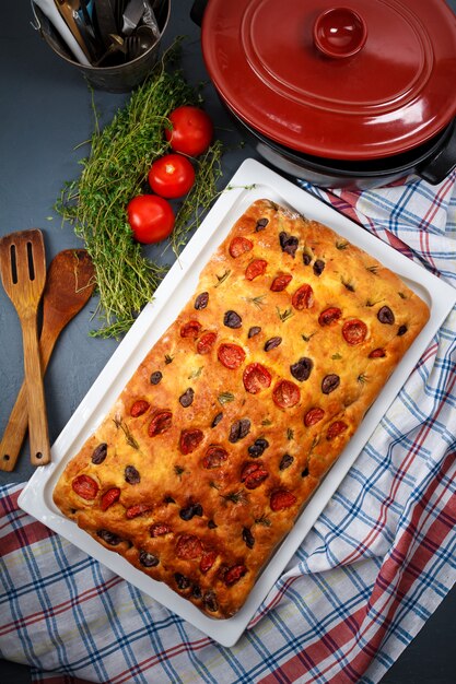 Leckere Torte auf tropfender Pfanne