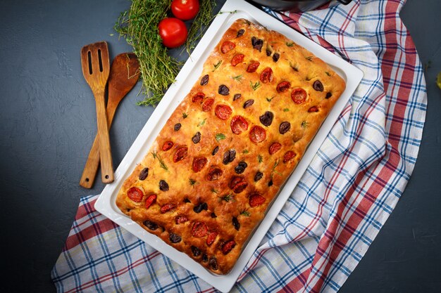 Leckere Torte auf tropfender Pfanne