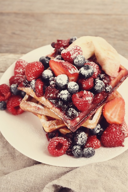 Leckere Waffel mit Blaubeeren und Erdbeeren