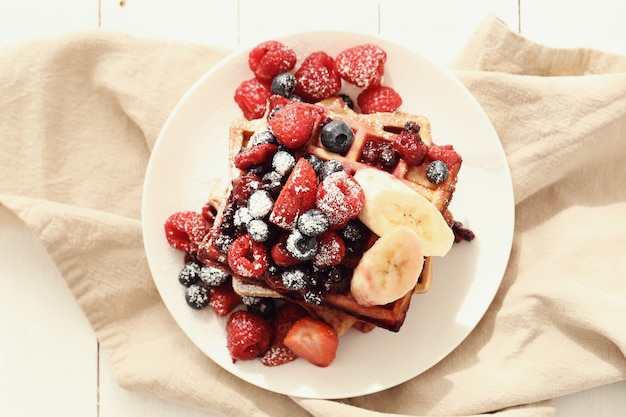 Leckere Waffel mit Blaubeeren und Erdbeeren