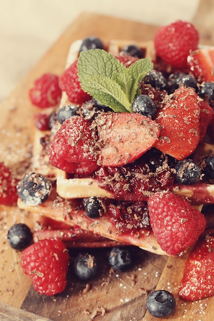 Leckere Waffel mit Blaubeeren und Erdbeeren