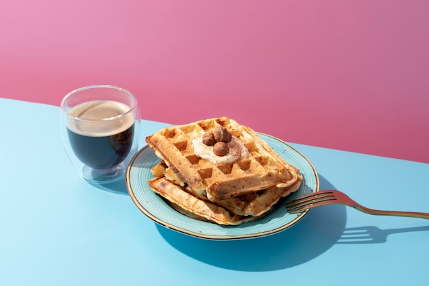 Leckere Waffeln auf Teller mit hohem Winkel