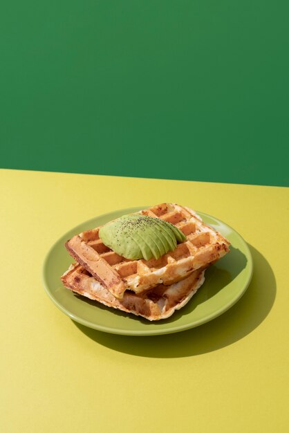 Leckere Waffeln mit Avocado High Angle